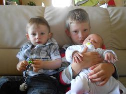 Raphaël et ses frères Mila et Enzo